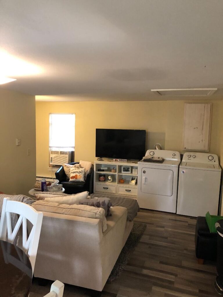 476 UP LR:LAUNDRY 2 2022 476 UP LR:LAUNDRY 2 2022